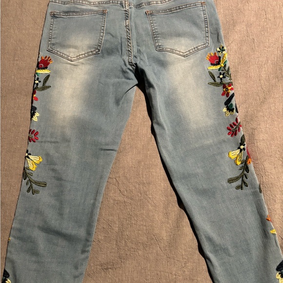 Cool embroidery women’s jeans - Picture 4 of 8